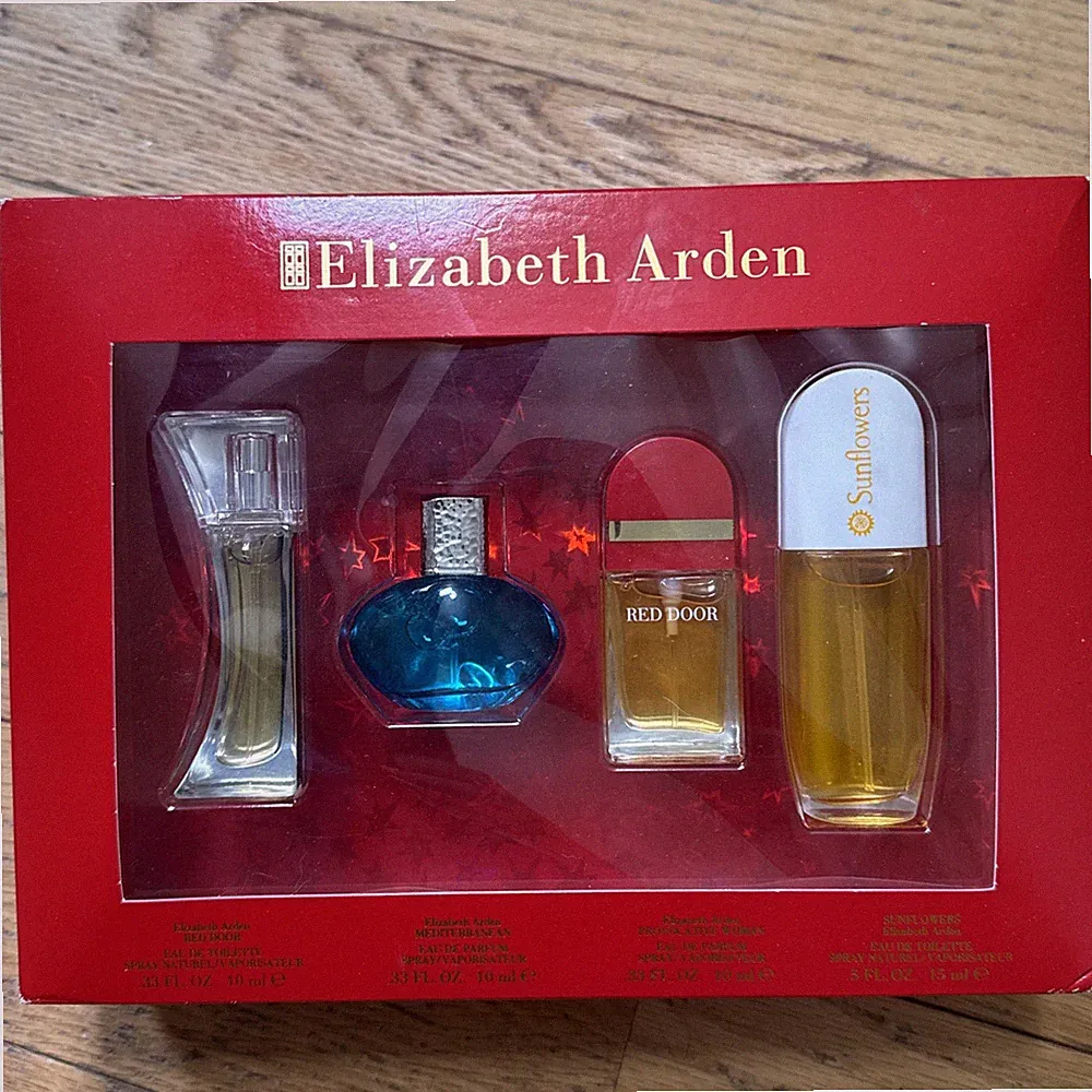 Elizabeth Arden Perfume Fragrance Gift Set NIB 4 Bottles .33 Fl oz Red Door Vtg.